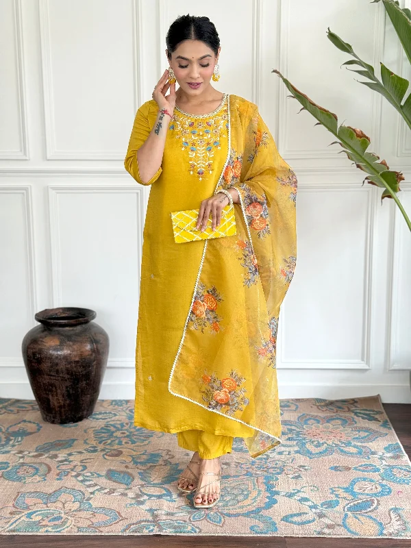 Women Round Neck Embroidered Work Chanderi Viscose Fabric Kurta & Pant With Dupatta Set Soft Sweatpants Style Women Round Neck Embroidered Work Chanderi Viscose Fabric Kurta & Pant With Dupatta Set Soft Sweatpants Style