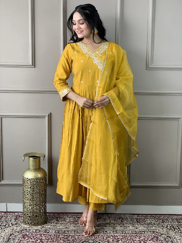 Women V Neck Embroidered Work Chanderi Cotton Fabric Kurta & Pant With Dupatta Set Classic Stretch Pants Women V Neck Embroidered Work Chanderi Cotton Fabric Kurta & Pant With Dupatta Set Classic Stretch Pants
