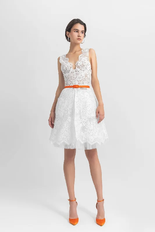 Deep V-neckline lace top, paired with a cage-like lace skirt and a detachable belt. velvet skirt rich