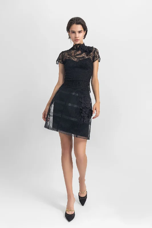 High-neckline lace top, paired with a cage-like skirt with flower details on the side wool skirt breathable